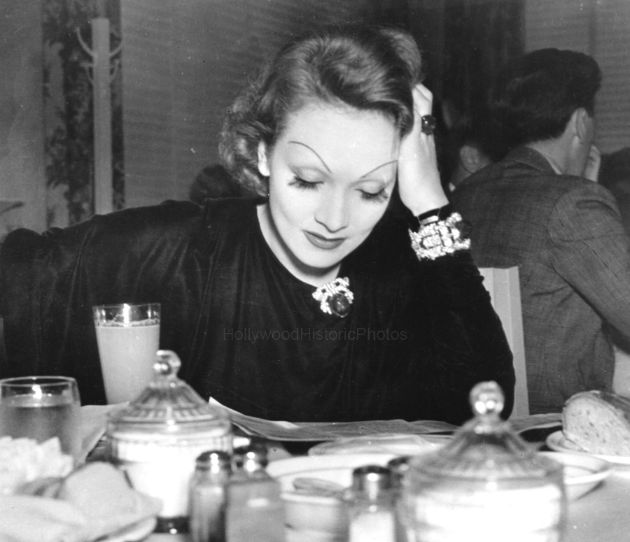 Marlene Dietrich 1934 Paramount commissary.jpg